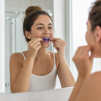 Aplicando la tira blanqueadora en los dientes
